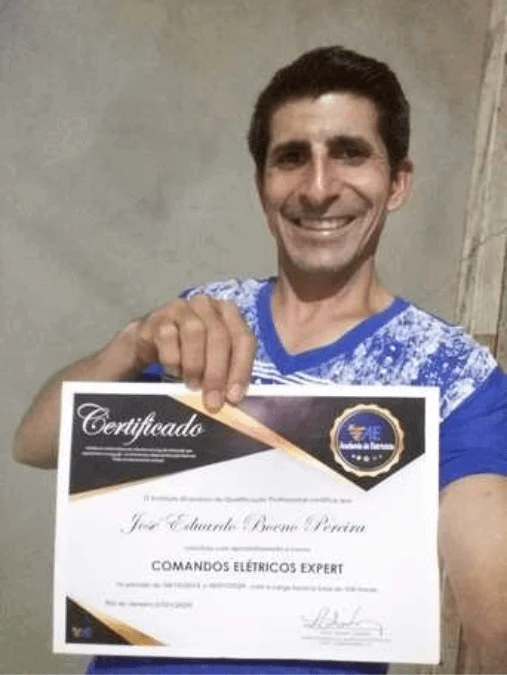 Aluno exibindo seu certificado